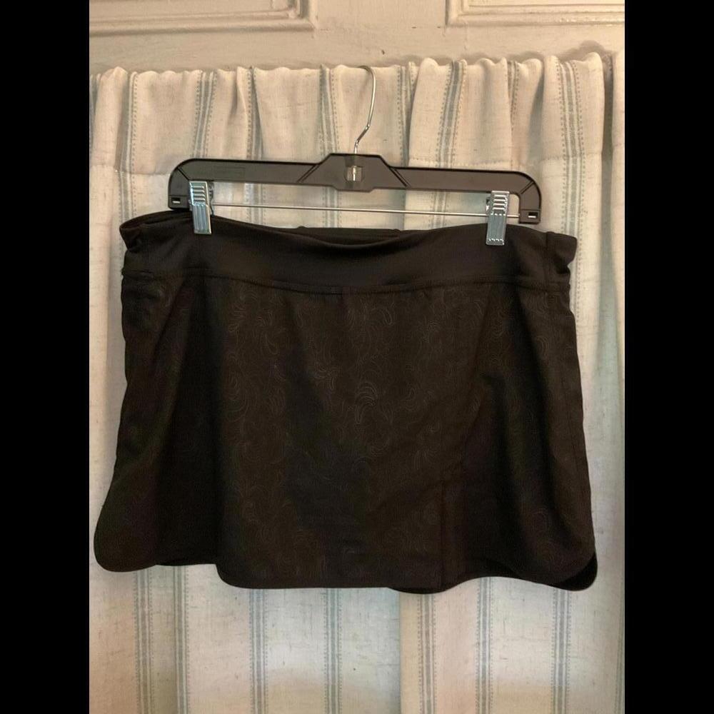 Tek Gear Black on Black Paisley Actvewear/Swimskirt Size Large